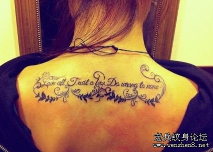 点击大图看下一张：美女背部英文字母纹身图片