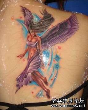 点击大图看下一张：美女背部天使翅膀纹身图片