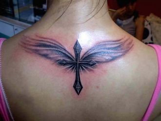 点击大图看下一张：背部纹身图片：后背十字架翅膀纹身图片作品