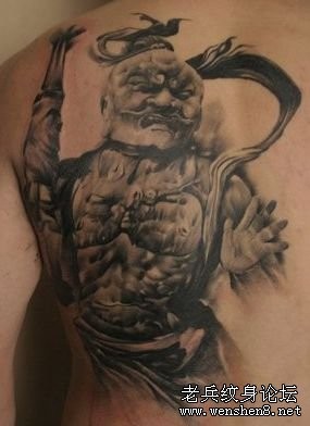 点击大图看下一张：背部金刚力士菩萨纹身图片