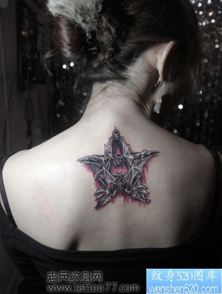 点击大图看下一张:美女背部蝙蝠五芒星纹身图片