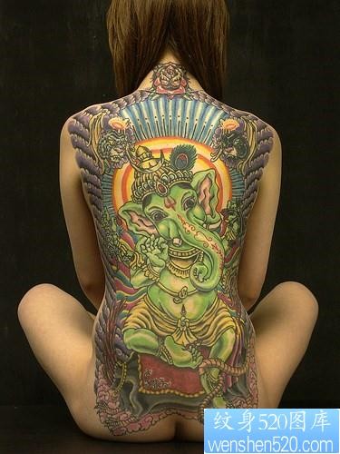 点击大图看下一张:女孩子背部的象神纹身图片