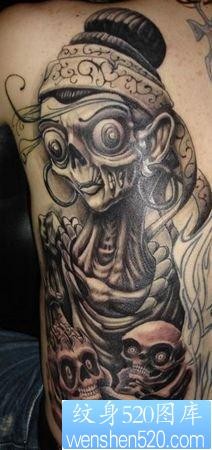 点击大图看下一张：背部骷髅美女纹身图片