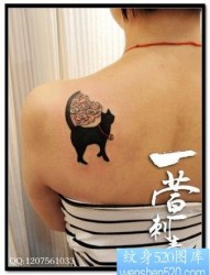 美女背部图腾猫咪纹身图片