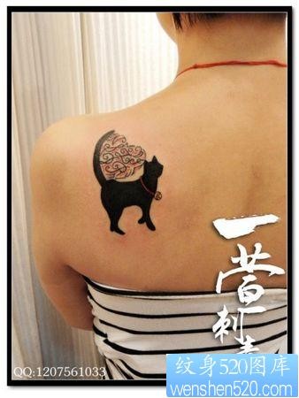 点击大图看下一张：美女背部图腾猫咪纹身图片