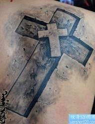 背部烙印地裂十字架纹身图片