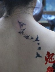 女孩子背部流行的图腾小鸟纹身图片