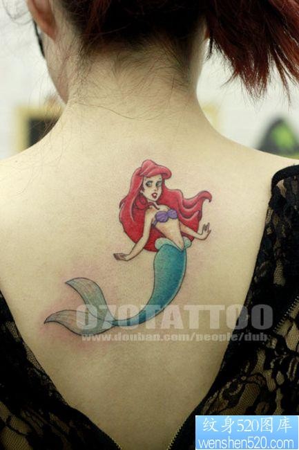 点击大图看下一张：女孩子背部好看可爱的美人鱼纹身图片