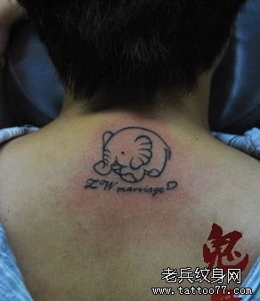 点击大图看下一张：背部一幅图腾大象字母纹身图片