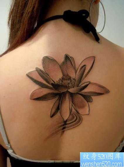 点击大图看下一张：女人背部精美的黑灰莲花纹身图片