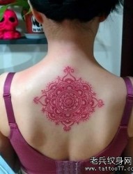 女人背部一幅图腾爱心与心电图纹身图片