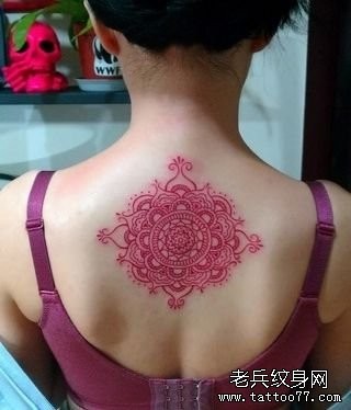 点击大图看下一张：女人背部精美的印度风格图腾纹身图片