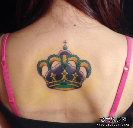 点击大图看下一张：女孩子背部潮流精美的皇冠纹身图片