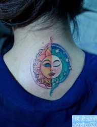女孩子背部一幅太阳与月亮纹身图片