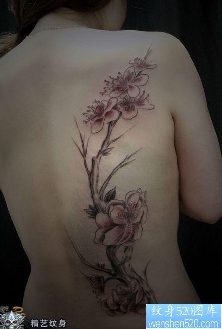 点击大图看下一张：美女背部潮流流行的桃花纹身图片