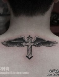 背部一幅精美的十字架翅膀纹身图片