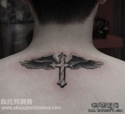 点击大图看下一张：背部一幅精美的十字架翅膀纹身图片