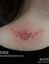 女人背部一幅图腾指南针纹身图片