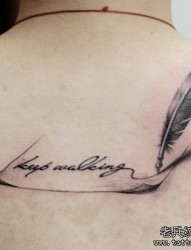 背部潮流的一幅写字的羽毛纹身图片