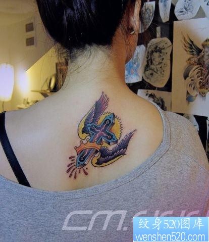 点击大图看下一张：女孩子背部好看的十字架与翅膀纹身图片