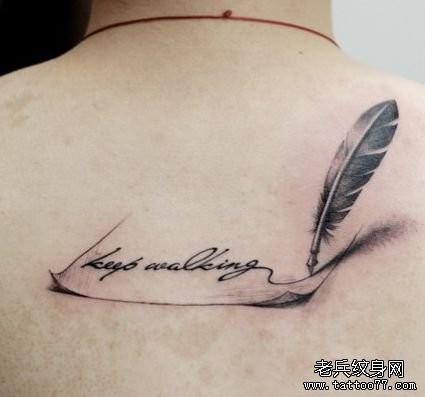 点击大图看下一张：背部潮流的一幅写字的羽毛纹身图片