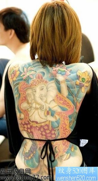 点击大图看下一张：美女满背象神纹身图片