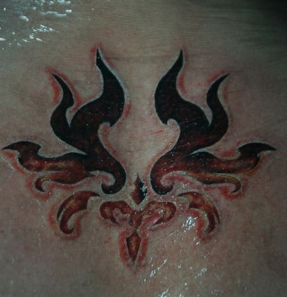 点击大图看下一张：背部精美好看的火焰图腾纹身图片
