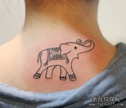 点击大图看下一张：女人背部可爱小象纹身图片