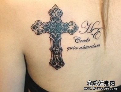 点击大图看下一张：女人背部精美的十字架字母纹身图片