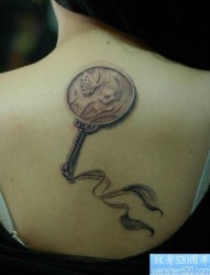 女人背部一幅古典小扇子纹身图片