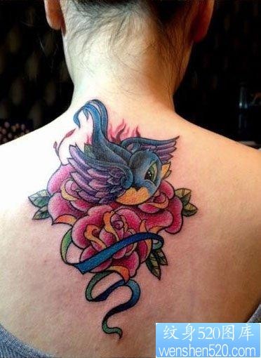 点击大图看下一张:女人背部好看的燕子与玫瑰花纹身图片