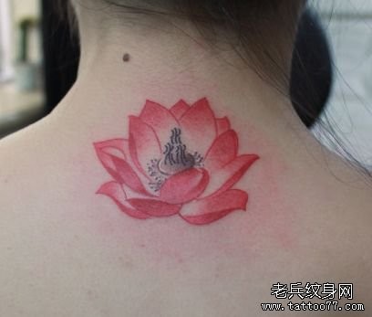 点击大图看下一张：美女背部一幅红色莲花纹身图片