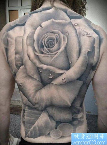 点击大图看下一张：超帅的满背黑灰玫瑰花纹身图片