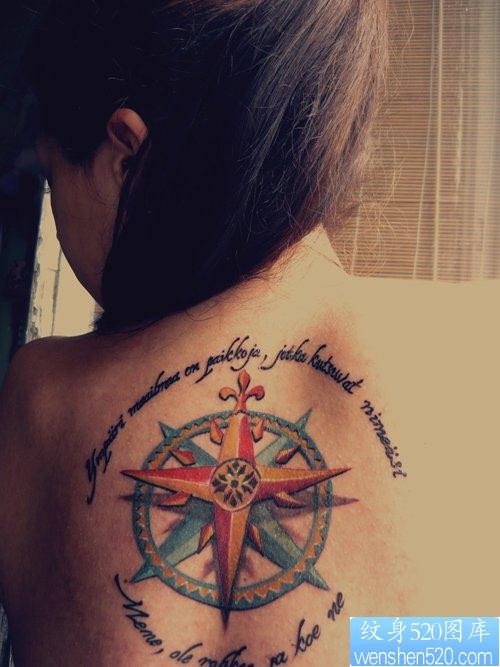 点击大图看下一张：女人背部漂亮的指南针与字母纹身图片