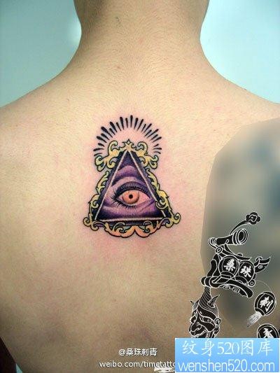 点击大图看下一张：男人背部潮流经典的眼睛纹身图片