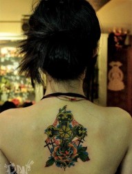 女人背部潮流好看的十字架纹身图片