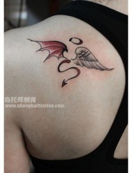 女人肩背潮流流行的天使与恶魔的翅膀纹身图片