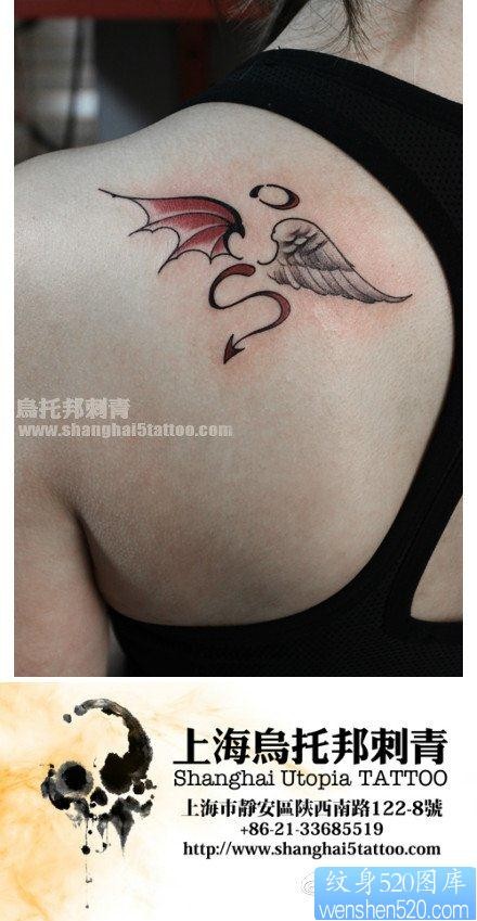 点击大图看下一张：女人肩背潮流流行的天使与恶魔的翅膀纹身图片