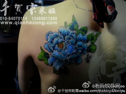 点击大图看下一张：女人后背潮流漂亮的彩色牡丹花纹身图片