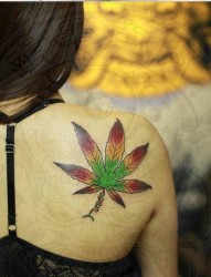 女人背部漂亮精美的叶子纹身图片