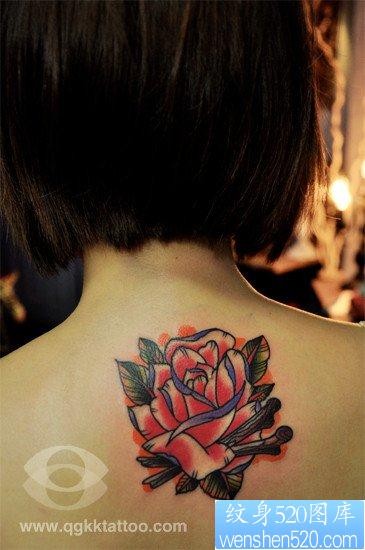 点击大图看下一张:女人背部潮流经典的玫瑰花纹身图片