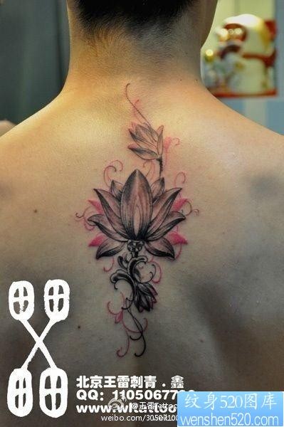 点击大图看下一张:男生背部潮流好看的莲花纹身图片