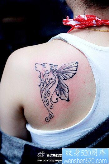 点击大图看下一张:女人后背好看的狼头与蝴蝶翅膀纹身图片