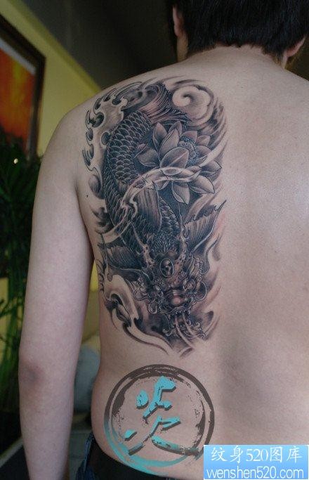 点击大图看下一张：男人背部帅气经典的鳌鱼纹身图片