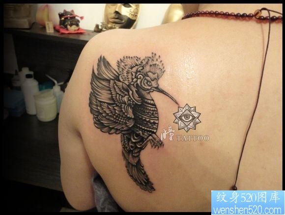 点击大图看下一张：女人后背潮流精美的蜂鸟纹身图片