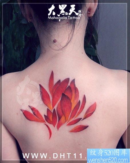 点击大图看下一张：女人背部精美的彩色莲花纹身图片