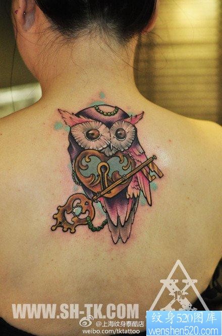 点击大图看下一张：后背流行经典的猫头鹰锁与钥匙纹身图片