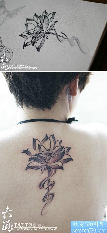 点击大图看下一张：女人后背流行唯美的黑白莲花纹身图片