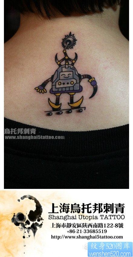 点击大图看下一张:女人后背潮流经典的小机器人纹身图片