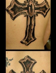 男生后背时尚经典的十字架纹身图片